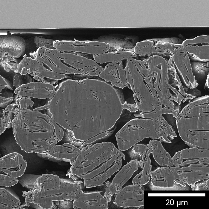 FIBで作製した黒鉛陽極の断面図