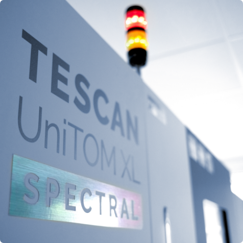 TESCAN UniTOM XL Spectralのロゴが入った装置